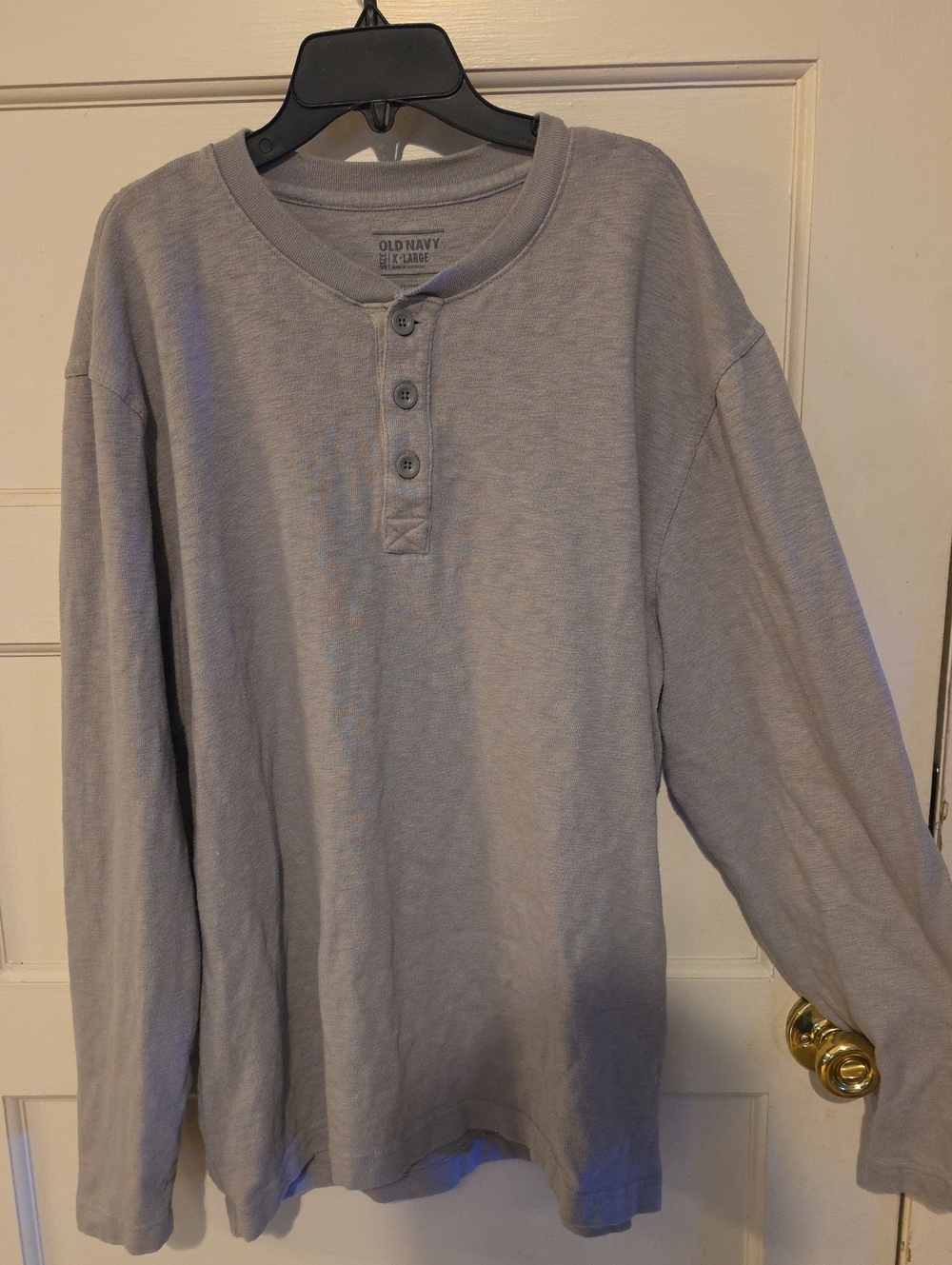 Old Navy Men's Light Gray Long-Sleeve Henley